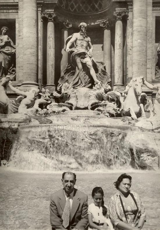 ▲ 小时候的扎哈和爸爸妈妈在罗马游览